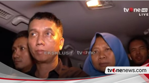 Resmi Bebas! Pegi Setiawan Genggam Tasbih Keluar Dari Polda Jabar ...