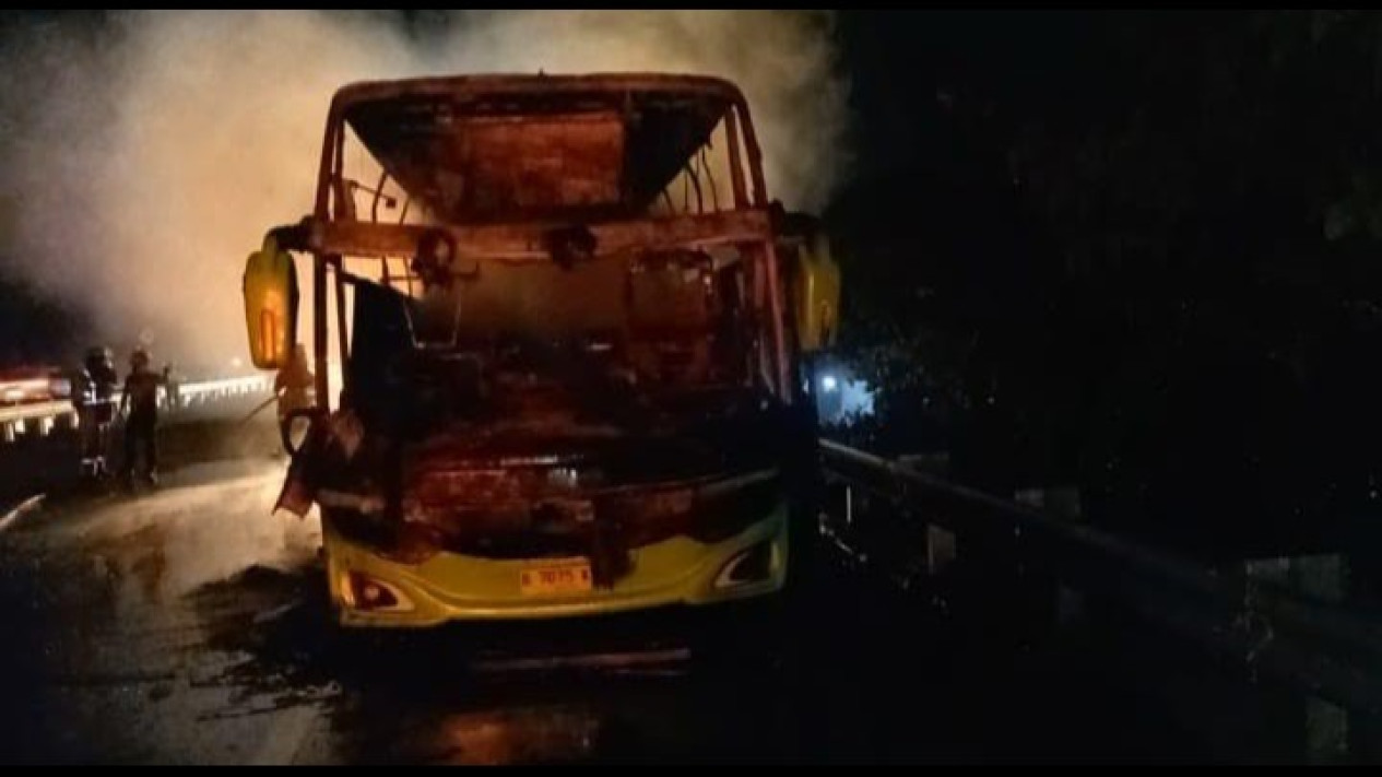 Bus Gunung Harta Hangus Terbakar di Tol Jombang - Mojokerto, Seluruh Penumpang Selamat
            - galeri foto