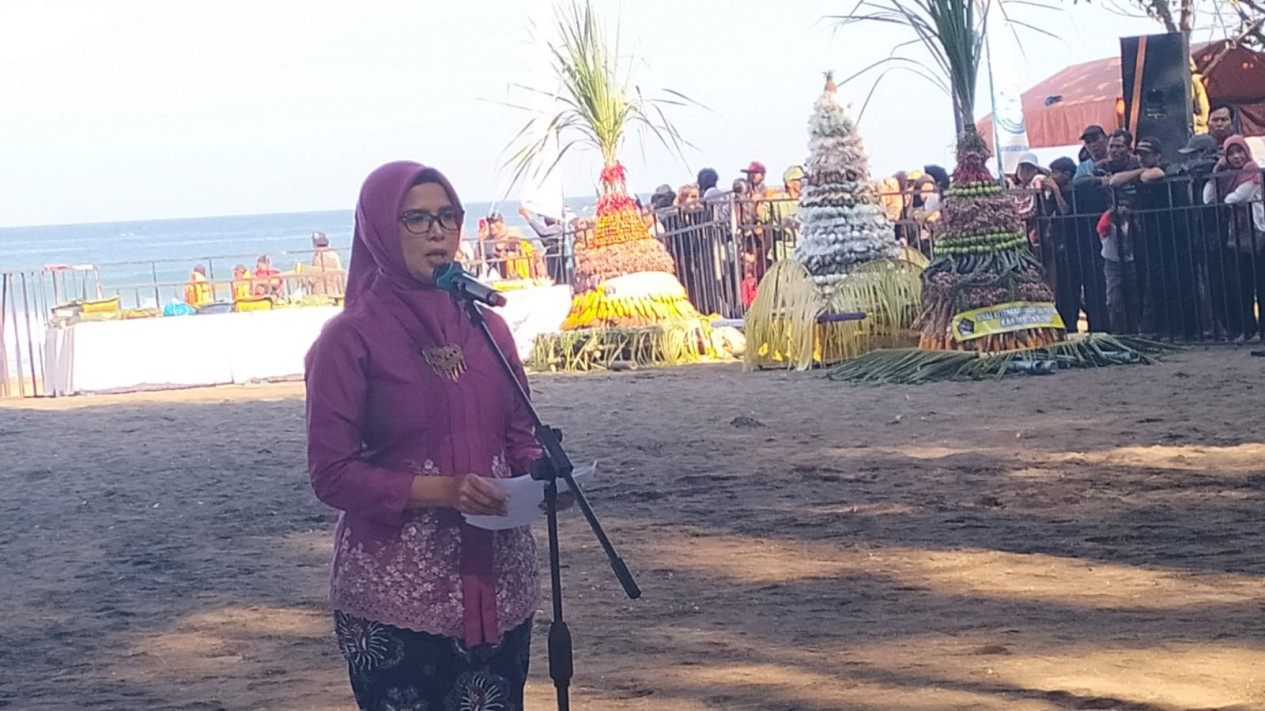 Upacara Adat Larung Sesaji, Bupati Blitar Ikut Berebut Tumpeng bersama Warga
            - galeri foto