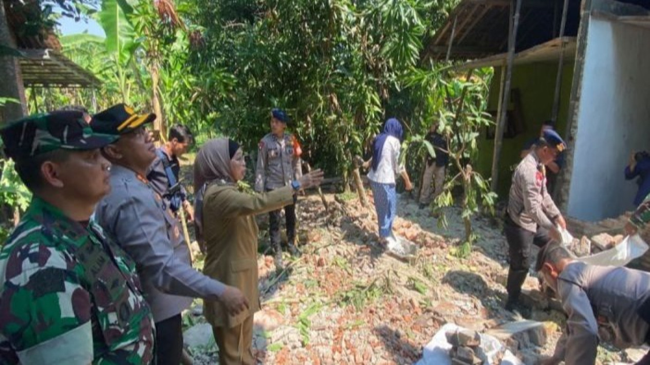 Sebanyak 271 Rumah dan 30 Fasilitas Umum Rusak Akibat Gempa di Batang
            - galeri foto