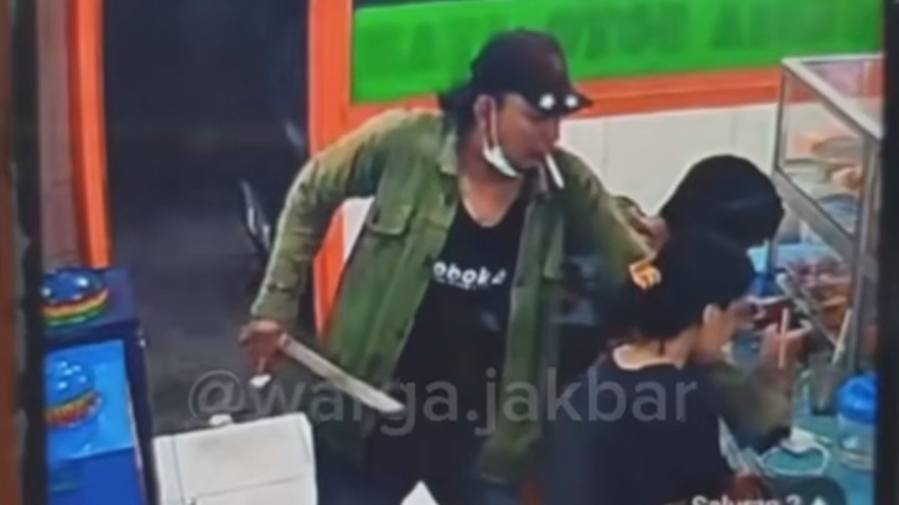 Berusaha Kabur dari Kawalan, Perampok HP di Warteg Petamburan Jakbar Ditembak Polisi
            - galeri foto