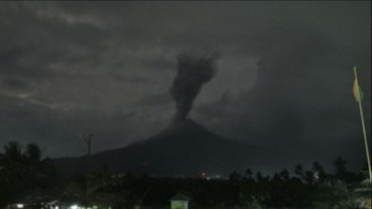 Zona Bahaya 3 Km Isai Gunung Lewotobi Laki-laki Erupsi Besar Pagi Ini
            - galeri foto