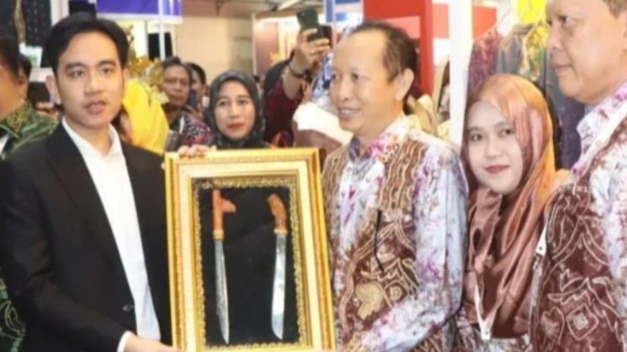 Gibran Lirik Produk Lokal HSS di Apkasi Otonomi Expo 2024, Kadisdag Hulu Sungai Selatan Bangga: Mengambil Beberapa Produk
            - galeri foto