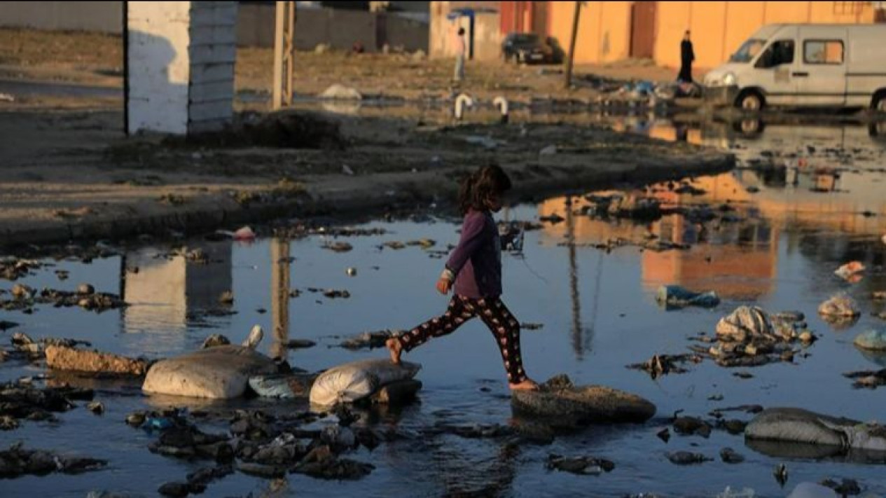 Derita Tanpa Henti Warga Palestina, Tak Cuma Hadapi Serangan Israel Pengungsi Gaza Juga Terancam Sampah yang Menumpuk
            - galeri foto