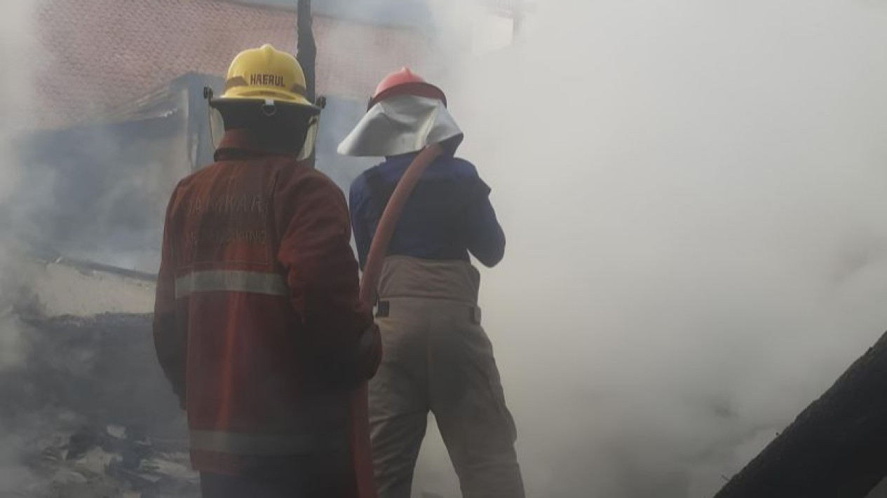 Kebakaran Hanguskan 10 Unit Rumah Asrama Polisi di Tangerang
            - galeri foto