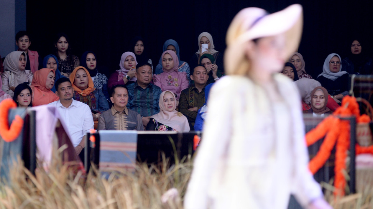 Pj Gubernur Sumut Agus Fatoni Apresiasi Medan Festival Fashion Jadi Ajang Kreativitas dan Inovasi Para Desainer
            - galeri foto