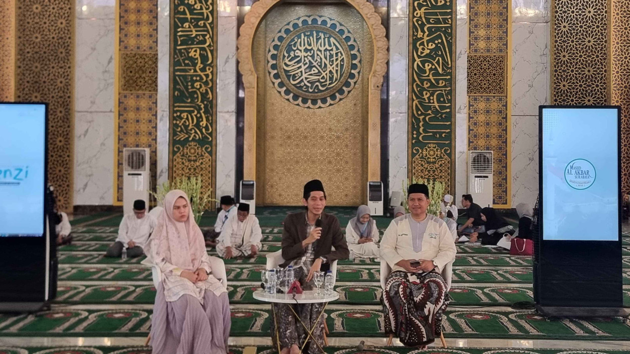 Majelis Subuh Genzi Masjid Al-Akbar Surabaya Adakan Tausiyah, Undang Gus Rifqil dan Ning Imaz
            - galeri foto