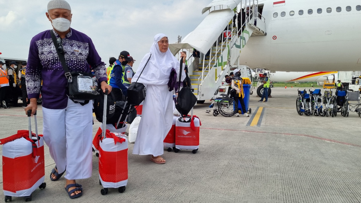 Sebanyak 26.218 Jemaah Haji Embarkasi Solo Tiba di Tanah Air, 7 di Antaranya Pulang Secara Mandiri
            - galeri foto