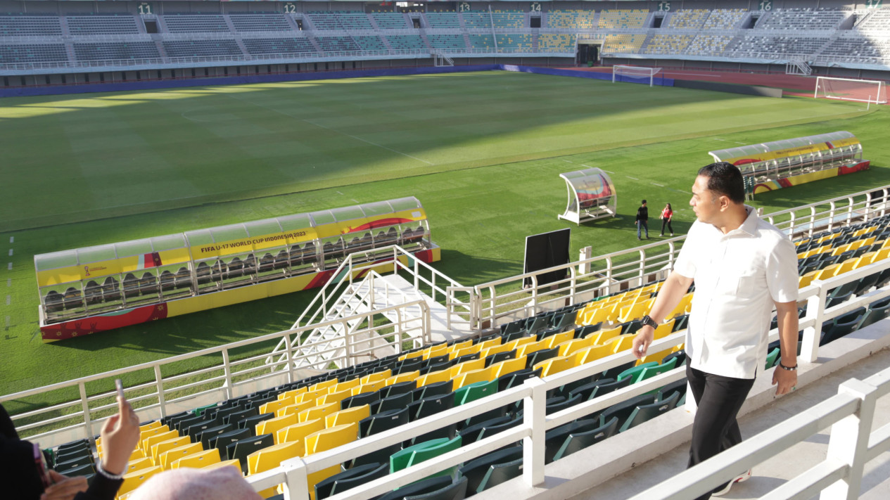 Jelang Piala AFF U-19, Wali Kota Surabaya Pastikan Sarpras di Stadion GBT Siap 100%
            - galeri foto