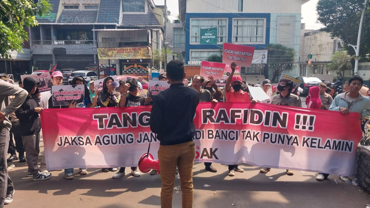 Geruduk Kantor Kejagung, Massa Pendemo Tuntut Penuntasan Kasus Korupsi Dana Covid-19 di Kabupaten Samosir
            - galeri foto