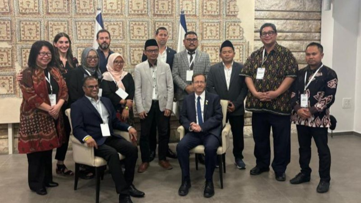 Tak Hanya Pemanggilan oleh PBNU, Zainul  Maarif yang Temui Presiden Israel Juga Akan Hadapi Sidang Etik Unusia
            - galeri foto