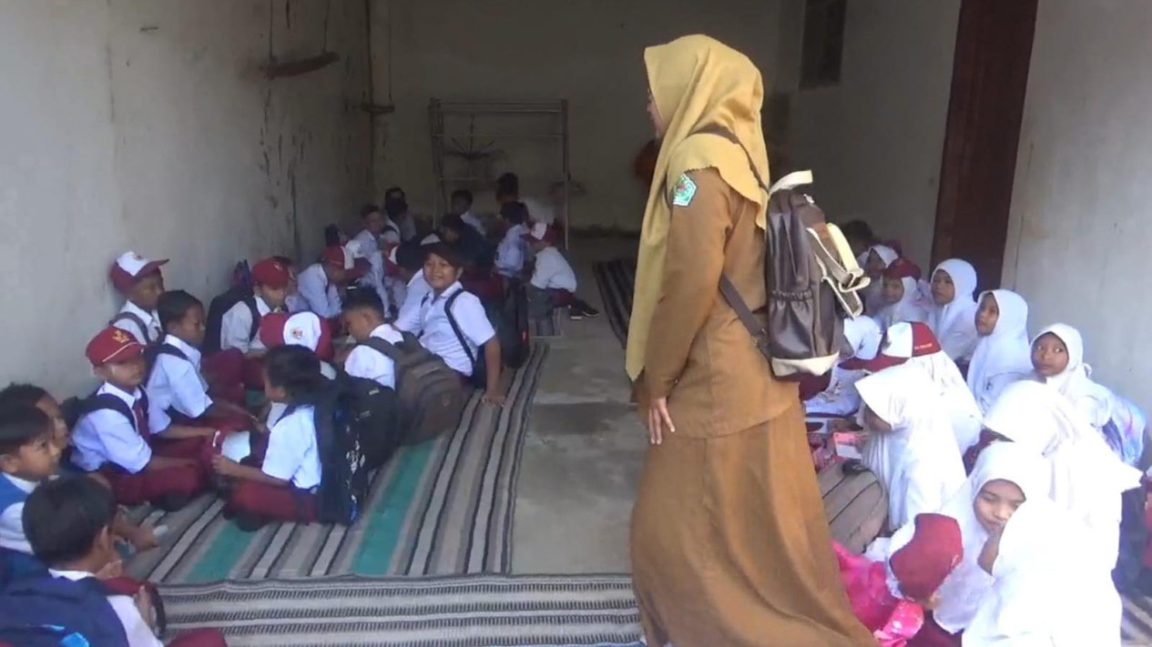 Gedung Sekolah Disegel Hak Waris, Ratusan Siswa SDN Tamberuh 2 Pamekasan Terlantar
            - galeri foto