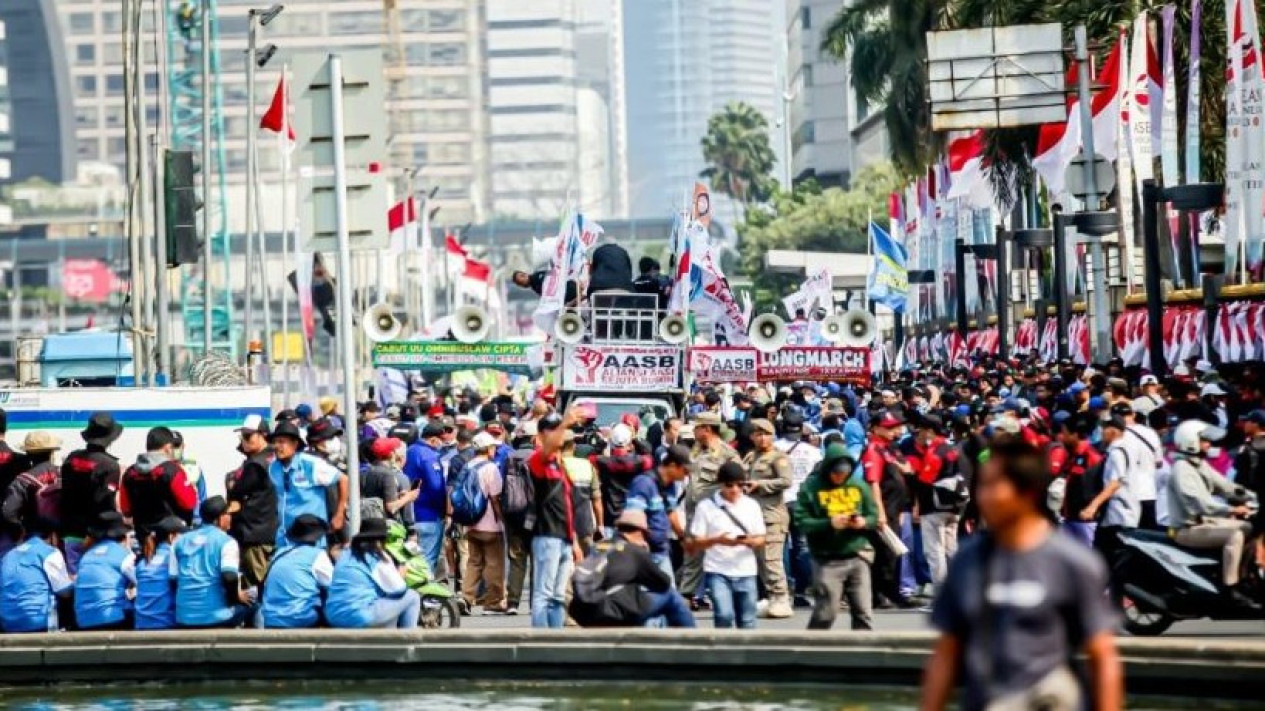 Besok! Ribuan Buruh akan Geruduk MK di Sidang Penentuan agar Omnibus Law UU Cipta Kerja Dicabut, Demo Juga Serempak Dilakukan di Kota-Kota Ini
            - galeri foto