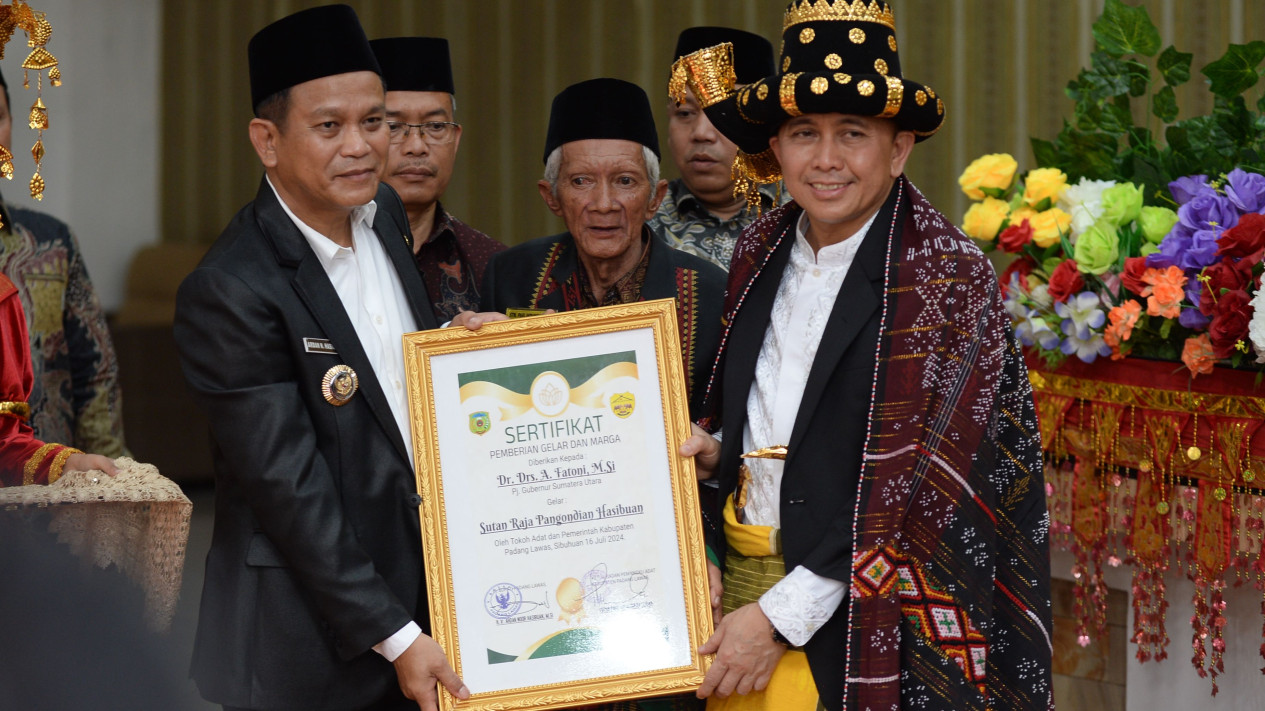 Pj Gubernur Sumut Diberi Gelar Adat ‘Sutan Raja Pangondian’ dan Panabalan Marga Hasibuan oleh Pemangku Adat
            - galeri foto