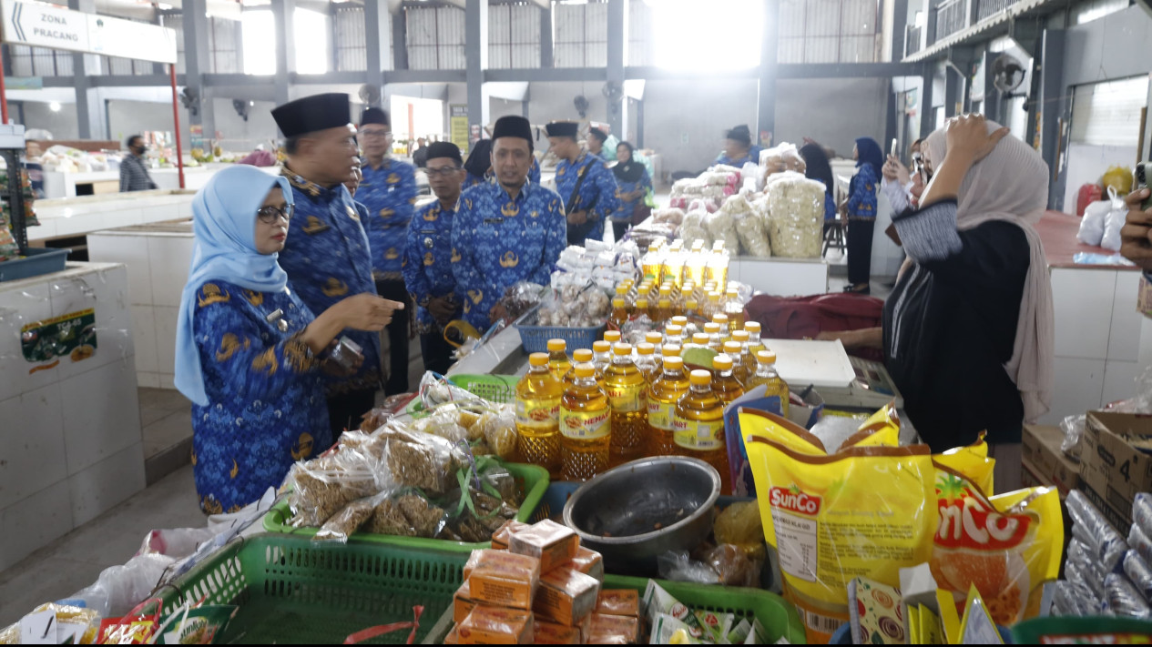 Geliatkan Pertumbuhan Ekonomi, Bupati Blitar Rini Syarifah Lakukan Gerakan ASN Belanja di Pasar Tradisional
            - galeri foto