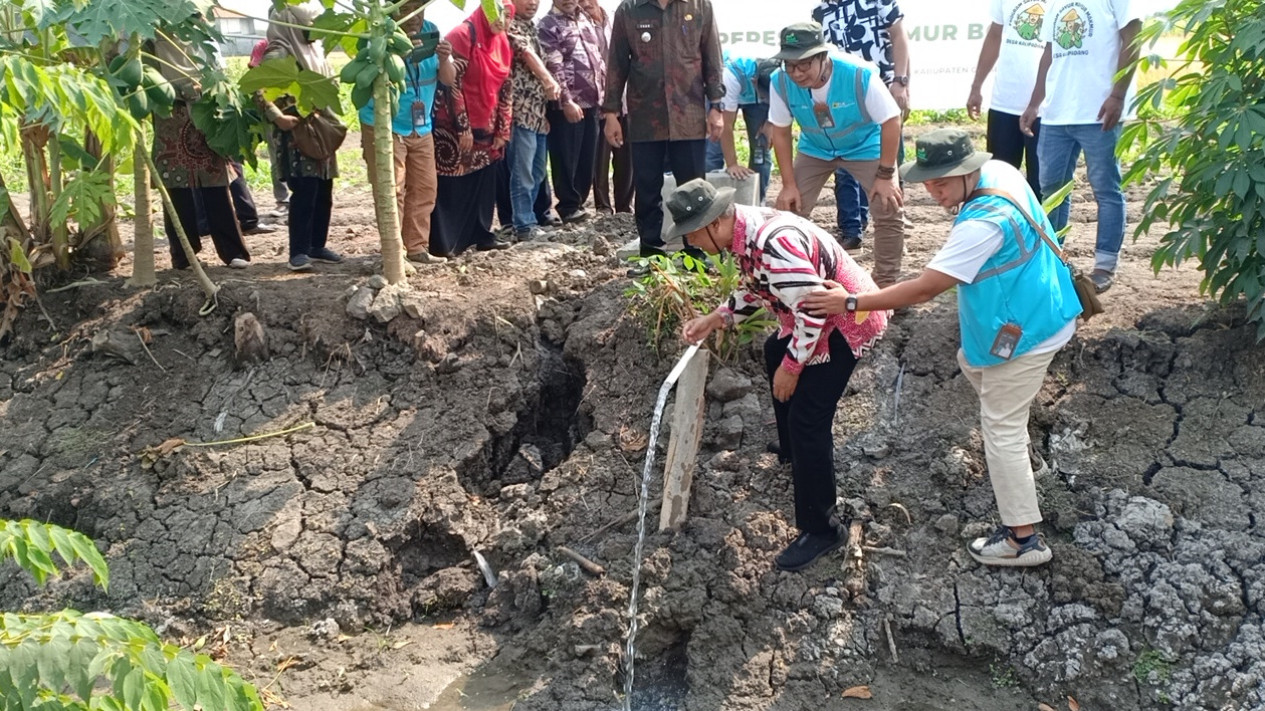 Krisis Air Landa Warga Benjeng, PLN Nusantara Power UP Gresik Bangun Tiga Titik Sumur Bor
            - galeri foto