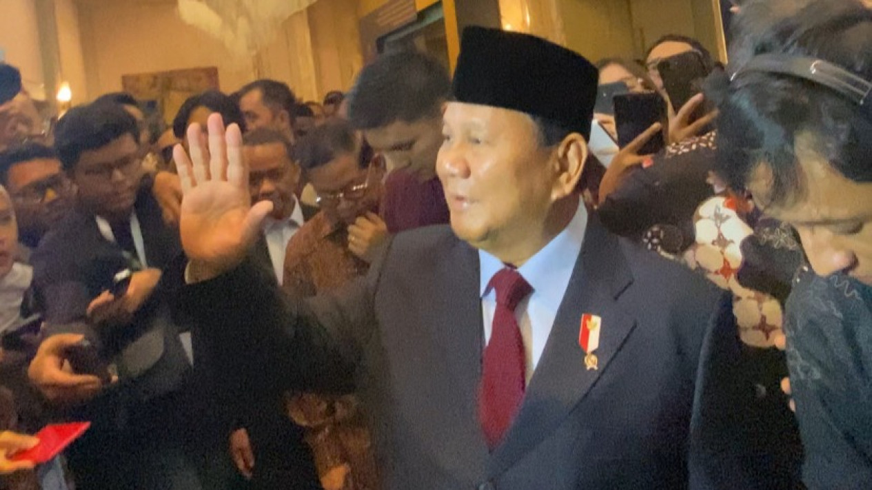 Prabowo Mengaku Selalu Diajak Jokowi Ikut Semua Rapat Kabinet: Duduknya Sebelah Presiden Sekarang
            - galeri foto