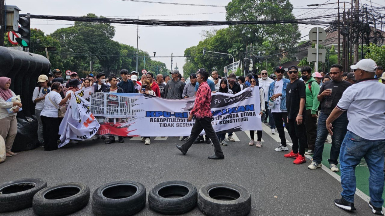 Geruduk Gedung KPU dan Bawaslu RI, Massa Aksi Tuntut Hasil Rekapitulasi DPRD DKI Jakarta
            - galeri foto