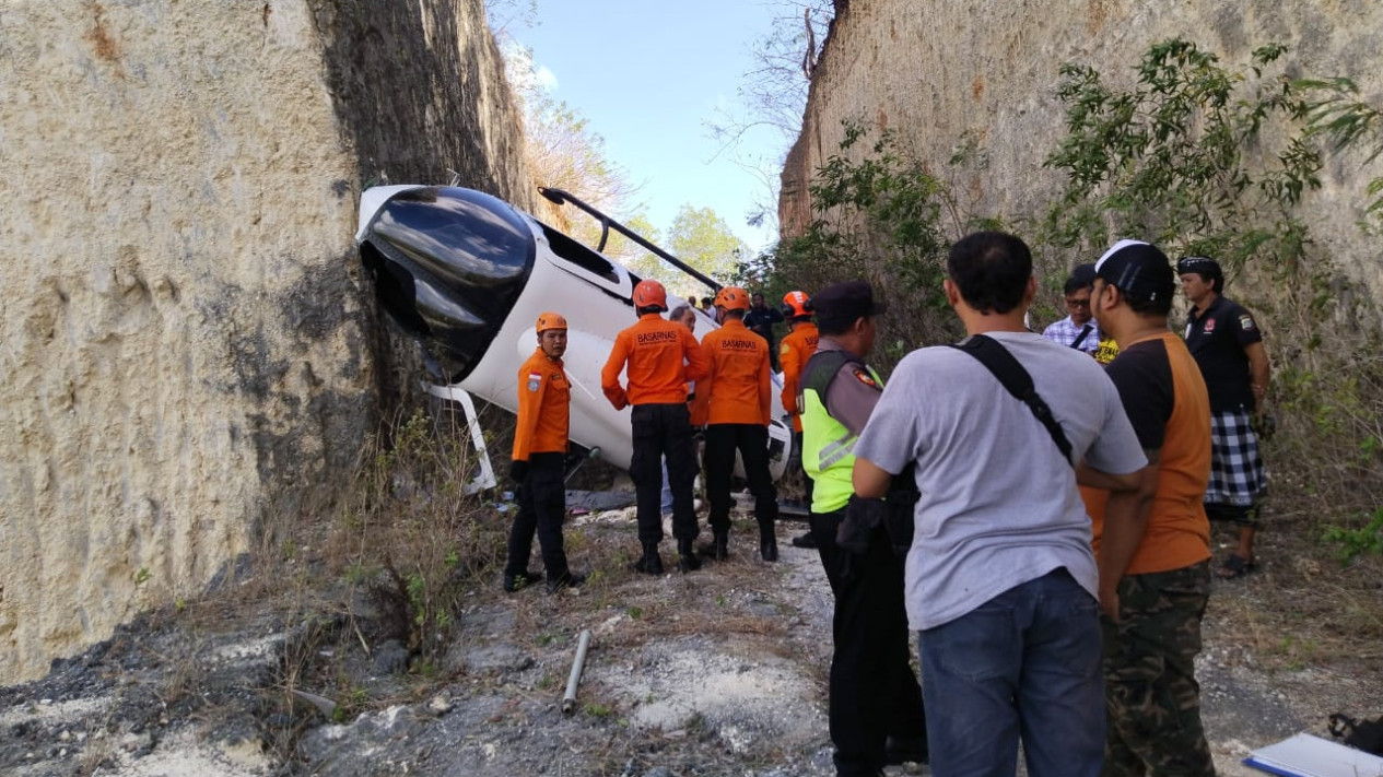 Helikopter Bawa 5 Penumpang Jatuh di Pecatu Bali, 2 Korban Dilarikan ke Rumah Sakit
            - galeri foto