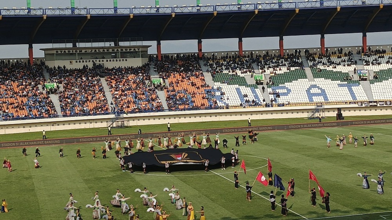 Ratusan Penari Daerah hingga Laga 6 Legenda Persib Bandung vs Para Penggawa SSB Cilik Meriahkan Opening Ceremony Piala Presiden 2024
            - galeri foto