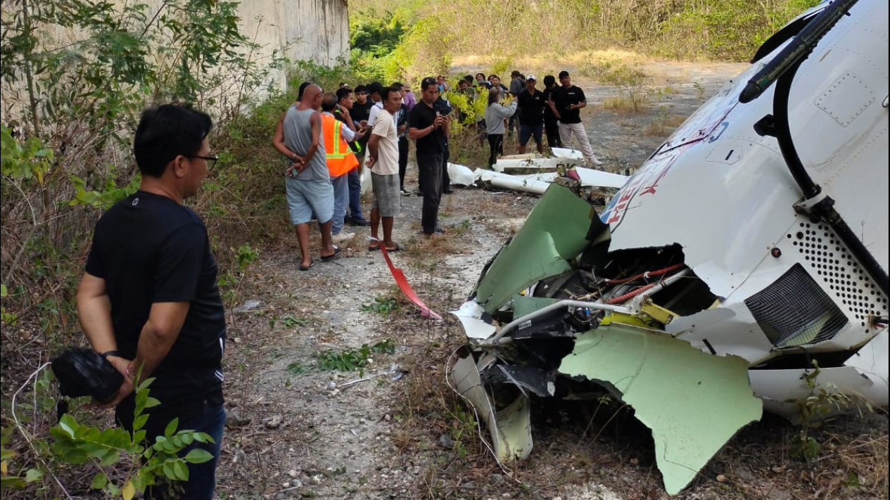 Helikopter Jatuh di Tebing Berbatu Bali, Ditemukan Tali Layangan Melilit di Baling-Baling
            - galeri foto