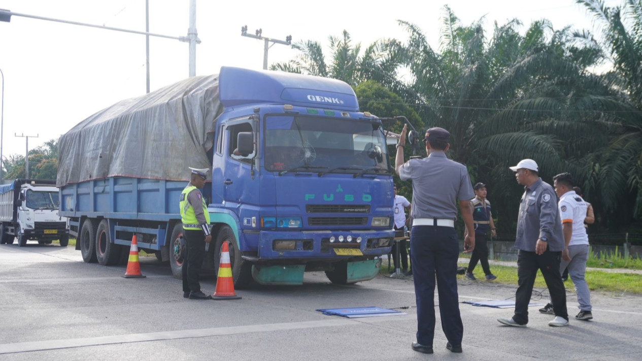 Operasi ODOL di Tol Medan-Binjai, Petugas Gabungan Jaring Belasan Kendaraan
            - galeri foto