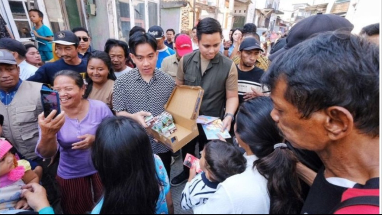 Pantau Harga Bahan Pokok, Gibran Rakabuming Ajak Dico Ganinduto Blusukan di Semarang Hari Ini
            - galeri foto