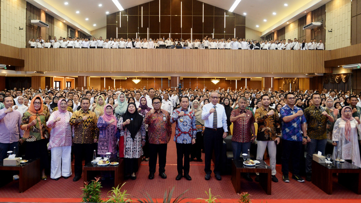 Pj Gubernur Agus Fatoni Serahkan 2.271 SK PPPK Formasi 2023, Harapkan Kinerja Pemprov Sumut Semakin Maksimal
            - galeri foto