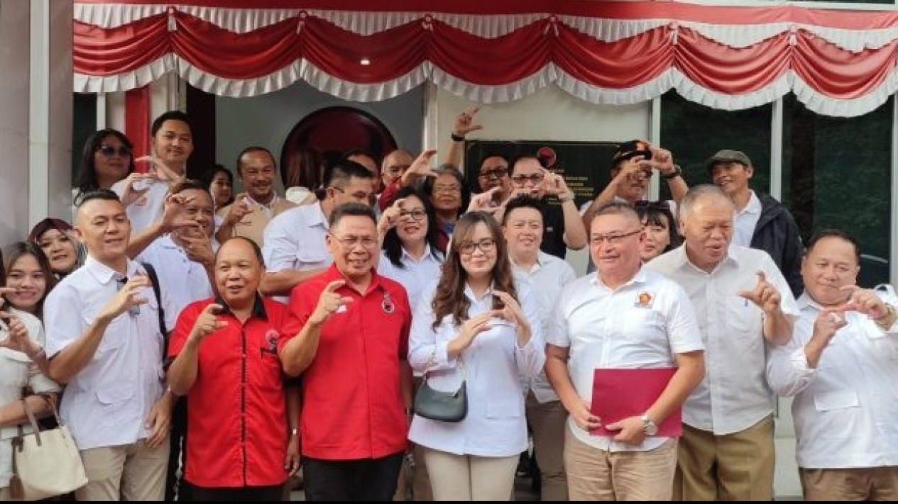 Ketua Gerindra Tomohon Sendy Rumajar Daftar Bapaslon Wawali Kota Tomohon ke DPC PDIP Tomohon
            - galeri foto