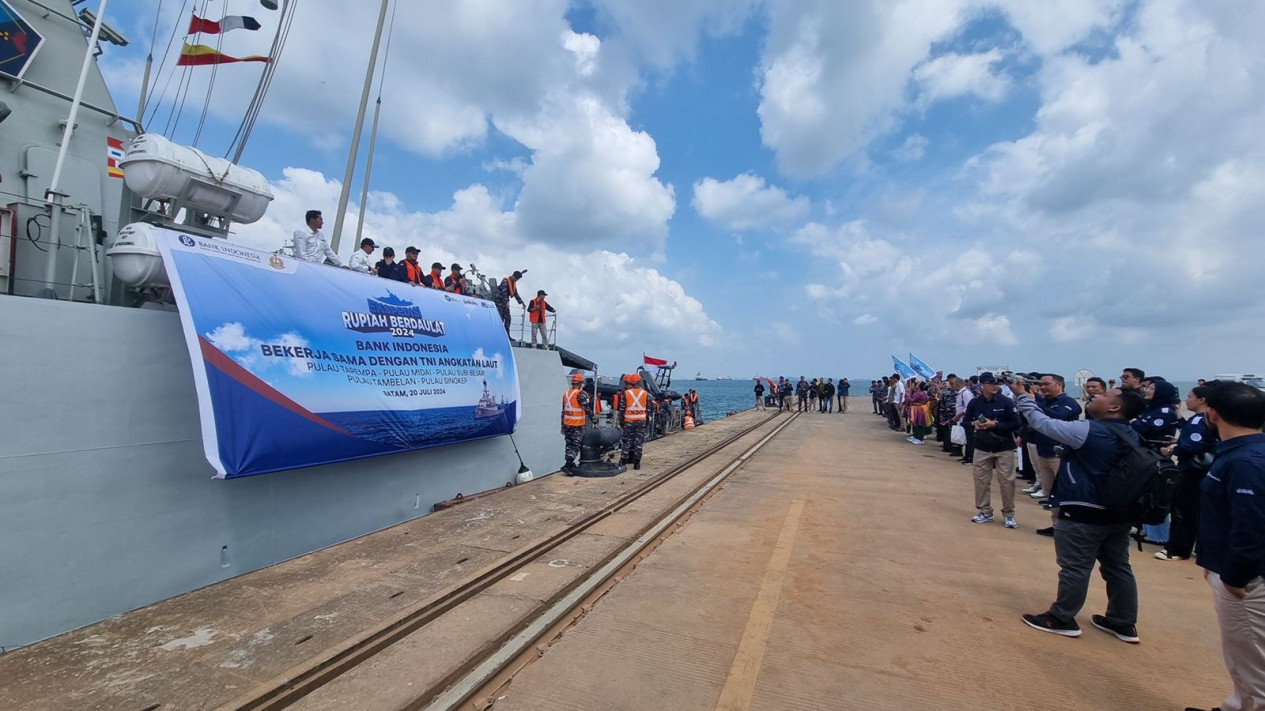 Angkut Uang Rp 12,5 Miliar Bersama TNI AL, BI Lepas KRI Kerambit Ekspedisi Rupiah Berdaulat
            - galeri foto