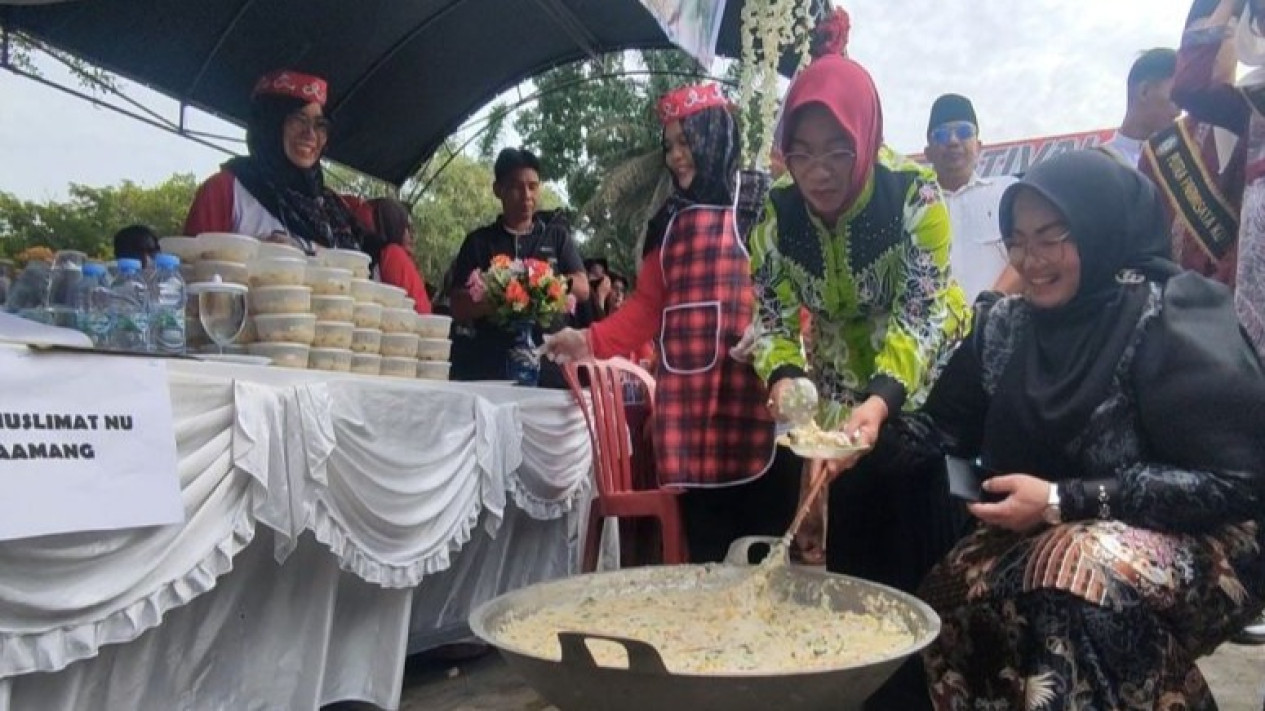 10.000 Bubur Asyura Dibagikan Pemkab Kotim ke Warga
            - galeri foto