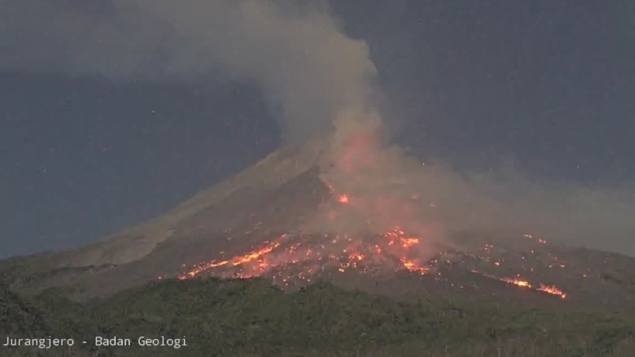 Awan Panas Guguran Gunung Merapi Meluncur 1,2 Kilometer ke Kali Bebeng
            - galeri foto