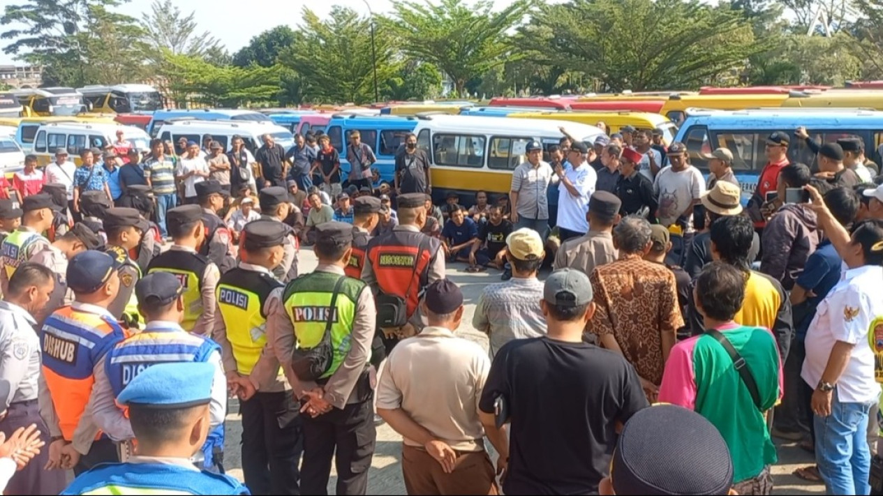 Dianggap Hancurkan Mata Pencaharian, Ratusan Sopir Angkot di Tegal Demo Tolak Operasional Odong-odong
            - galeri foto