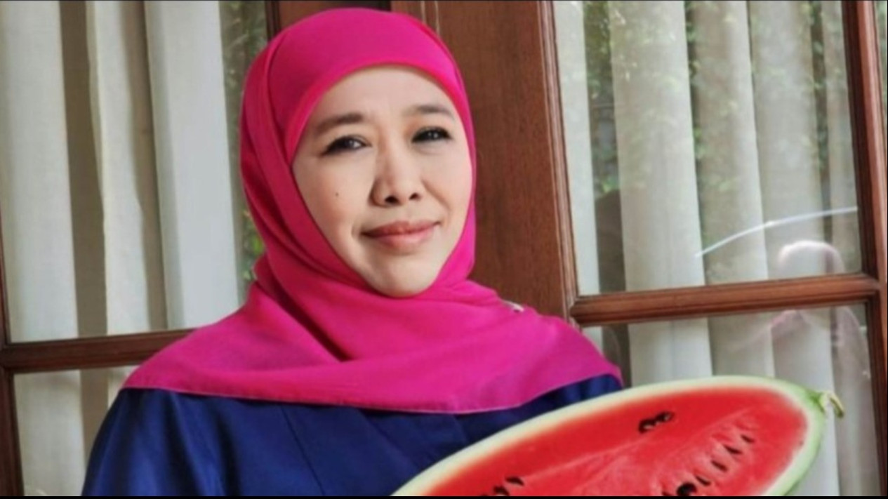 Cicit Syekh Abdul Qadir Jailani Beri Hadiah Kiswah, Khofifah: Saya Ingat Akhlak Mulia Beliau
            - galeri foto