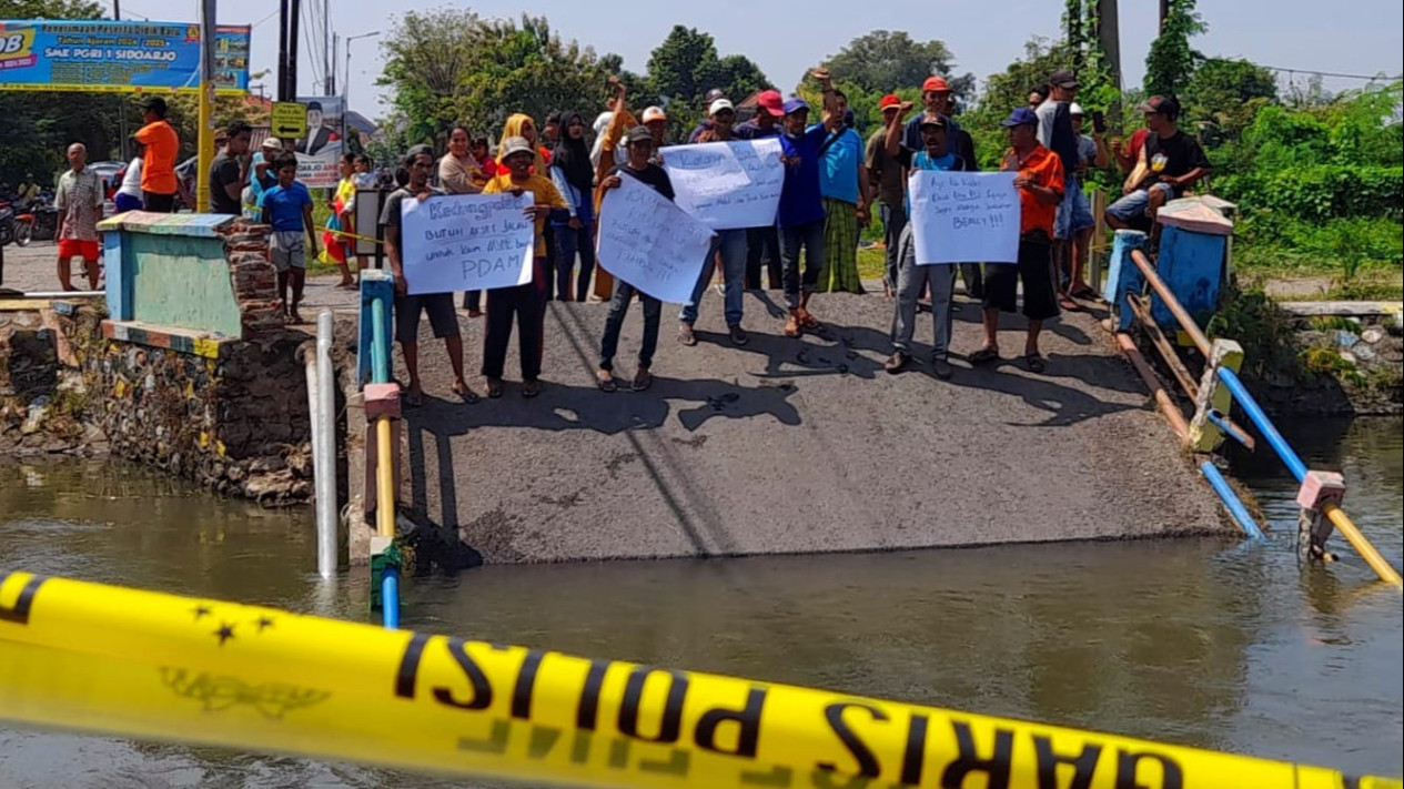 Warga dan Petani Tambak di Sidoarjo Demo Tuntut Pemerintah segera Perbaiki Jembatan Ambruk
            - galeri foto