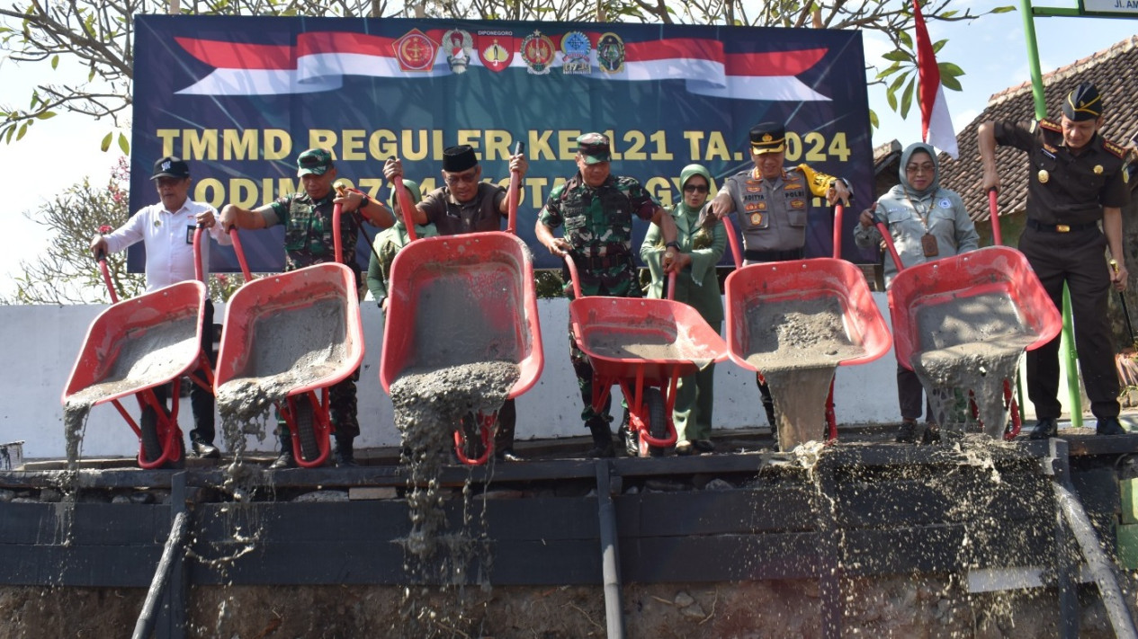 TMMD 2024 Kembali Digelar di Yogyakarta, TNI Bangun Talud di Komplek Makam Kyai Wongso Sukarto
            - galeri foto