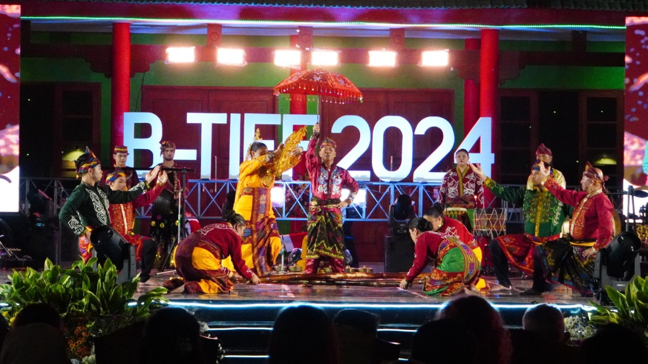 Semarak Folklore Performance B-TIFF di Wisata Edukasi Galeri Bengawan Disambut Antusias Pengunjung
            - galeri foto