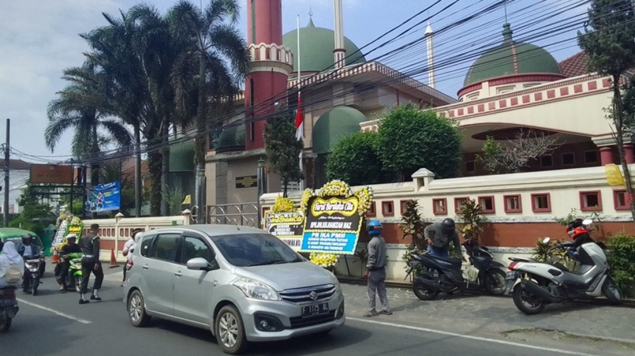 Mengintip Suasana Rumah Duka Hamzah Haz di Kebon Pedes Bogor, Banyak Dikelilingi Karangan Bunga
            - galeri foto