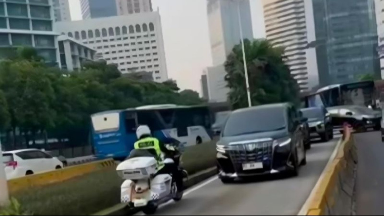 Viral Mobil Dinas Kementerian Melintas di Jalur Busway dengan Kawalan Patwal di Thamrin
            - galeri foto