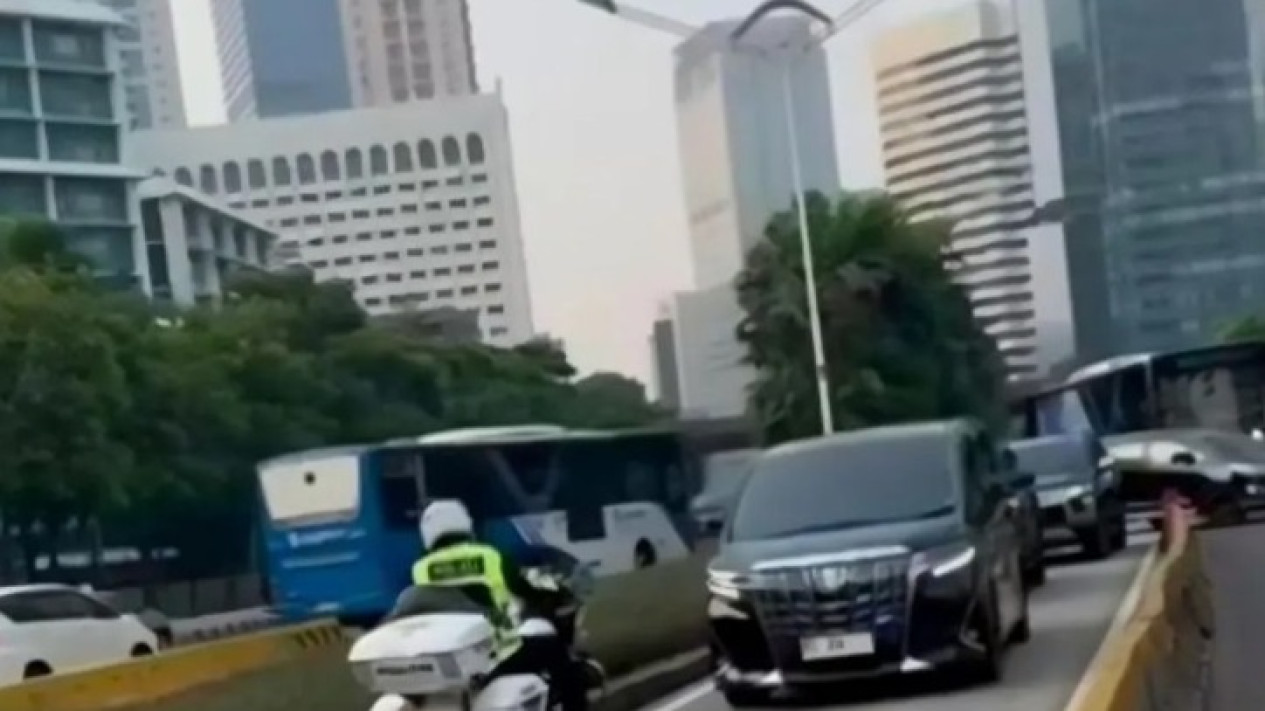 Polda Metro Jaya Sebut Belum Ada Laporan soal Mobil Kementerian di Jalur Busway
            - galeri foto