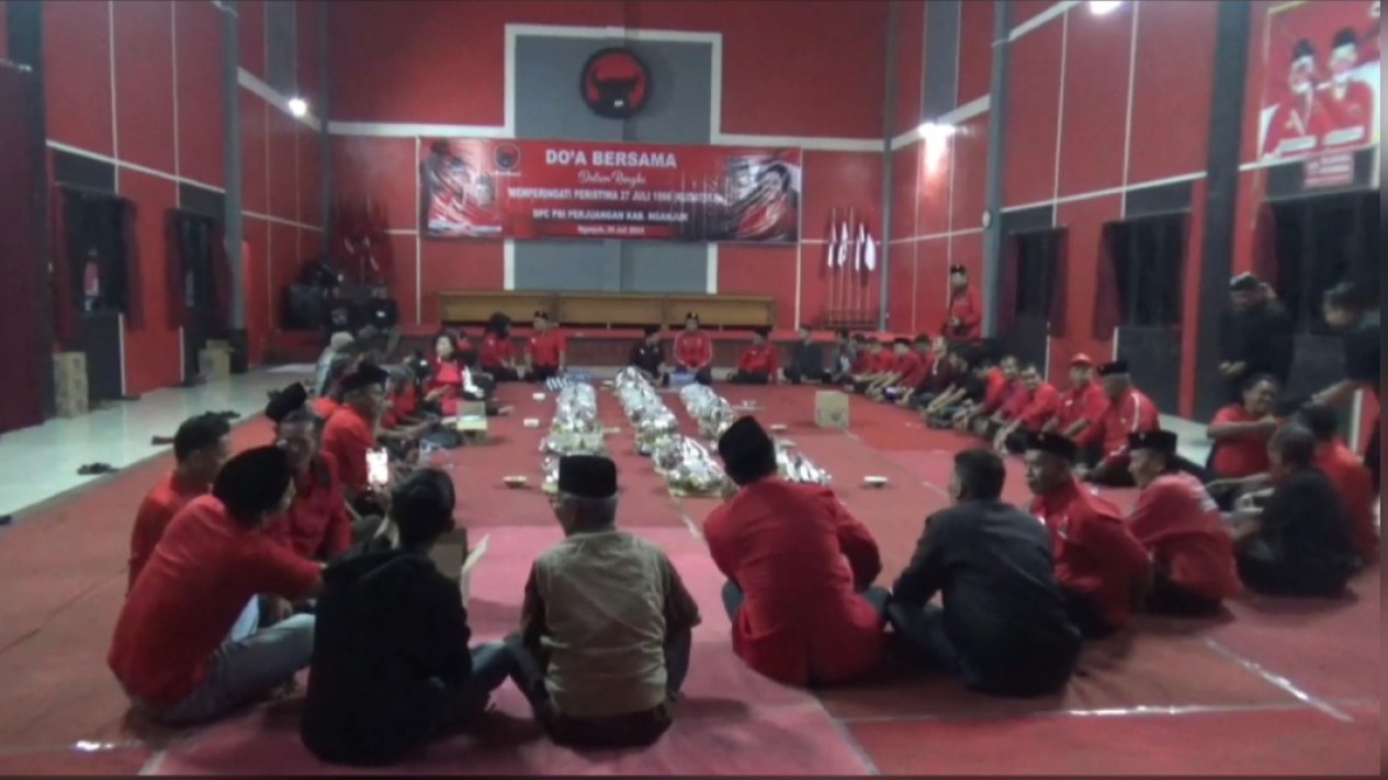 Doa Bersama Mengenang Peristiwa Kuda Tuli, Ketua DPC PDIP: Perjuangan Pertahankan Demokrasi Tak Boleh Dilupakan
            - galeri foto