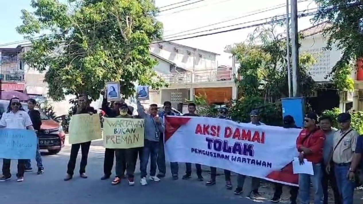 Aksi Damai Pengusiran Wartawan, Desak Kepala Ombudsman RI Perwakilan Kalbar Minta Maaf
            - galeri foto