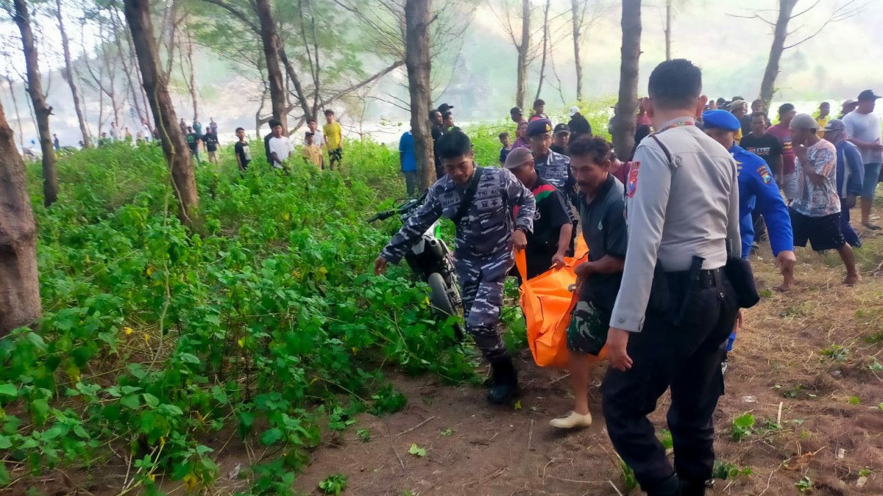 Pelajar SMP di Blitar Tenggelam Saat akan Mencari Pakan Ternak
            - galeri foto