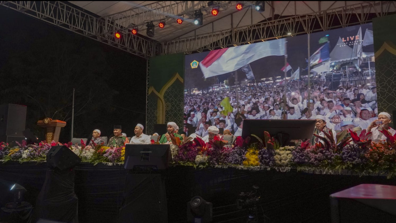 Puluhan Ribu Warga Korban Gempa Bawean Lantunkan Sholawat Nabi Bareng Habib Syekh
            - galeri foto