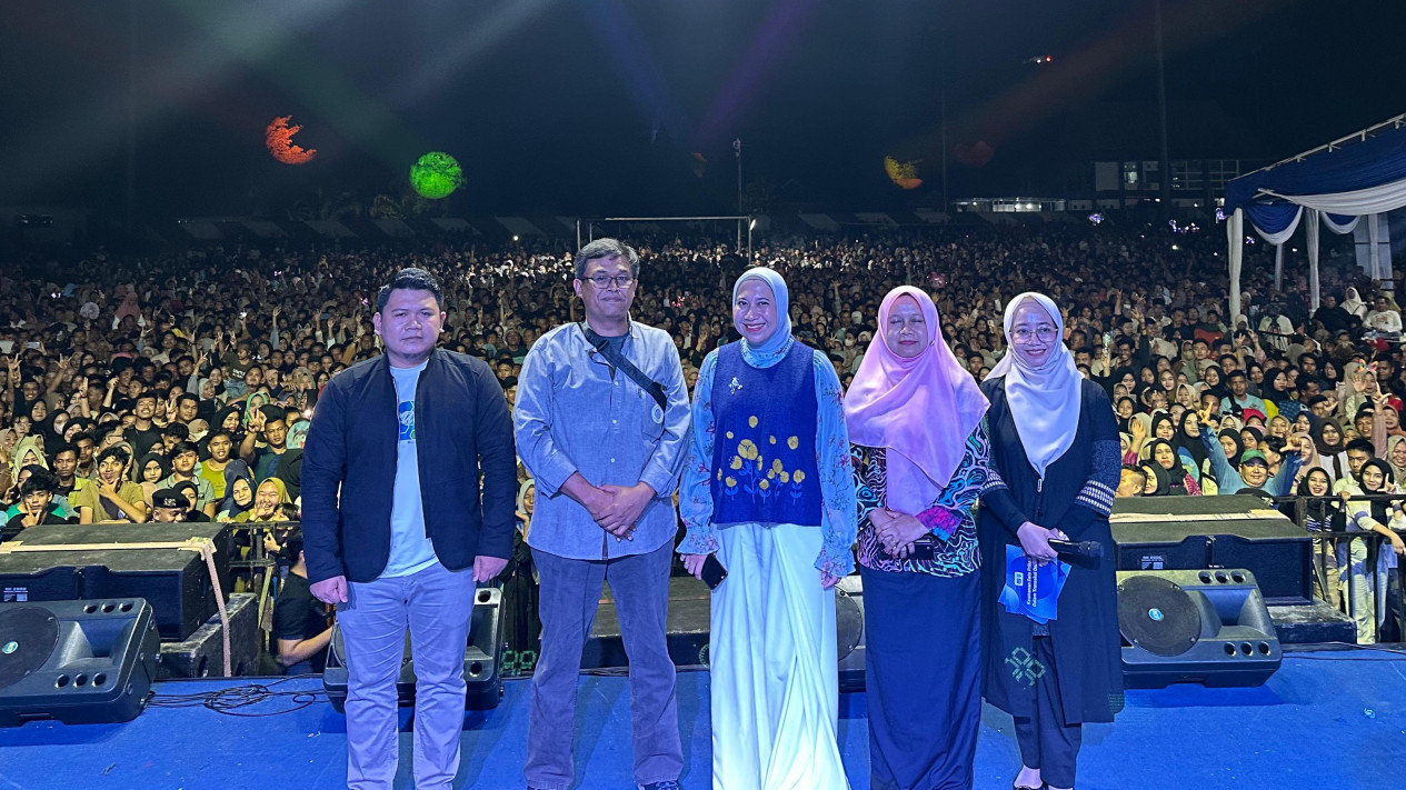 Puluhan Ribu Warga Indragiri Hulu Hadiri Diskusi Literasi Digital di Arena Inhu Fest 2024
            - galeri foto