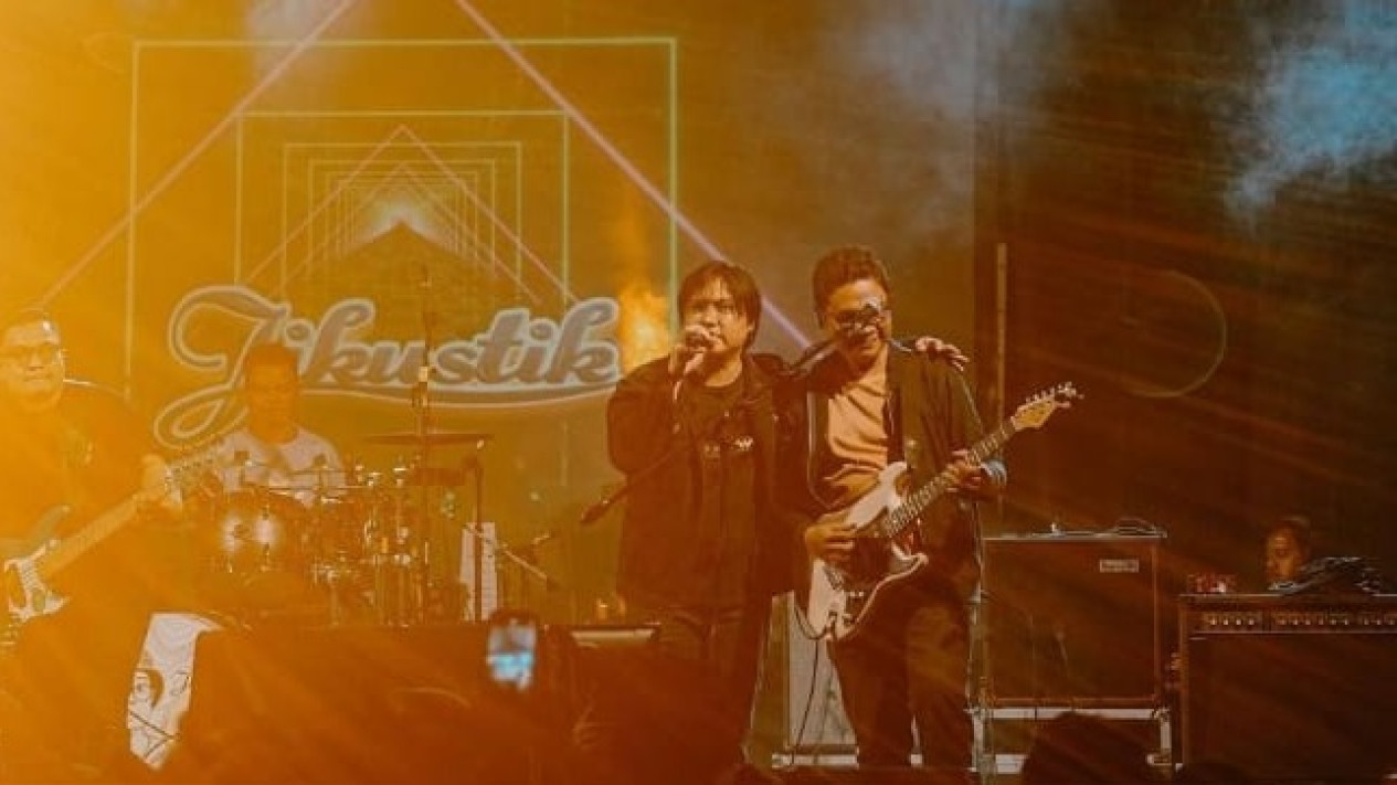 Lirik Lagu Jikustik - Puisi, Cerita Seseorang yang Masih Terbelenggu dalam Kenangan Mantan
            - galeri foto