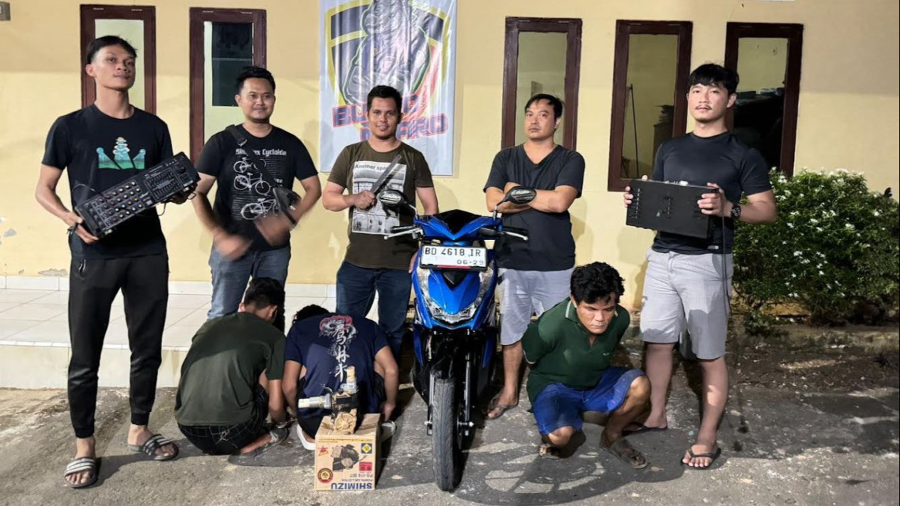 Waduh, 1 Keluarga Kompak Curi Mesin Air dan Mixer Audio Musala Pondok Pesantren di Bengkulu
            - galeri foto