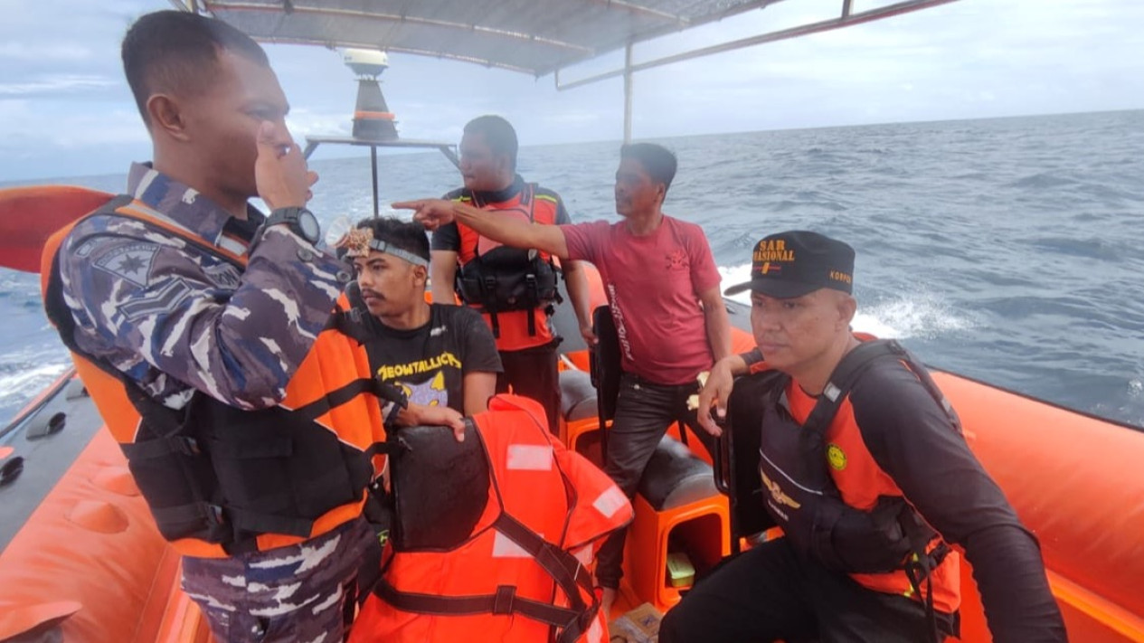 Lambung Kapal Bocor, 2 ABK KM Banawa Ditemukan di Perahu Penyelamat
            - galeri foto