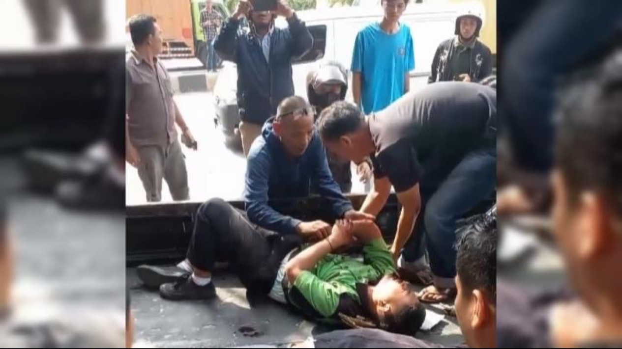 Dua Pekerja Terjatuh saat Perbaiki Lampu Penerangan Jalan, Satu Orang Tewas, Polisi Lakukan Penyelidikan
            - galeri foto