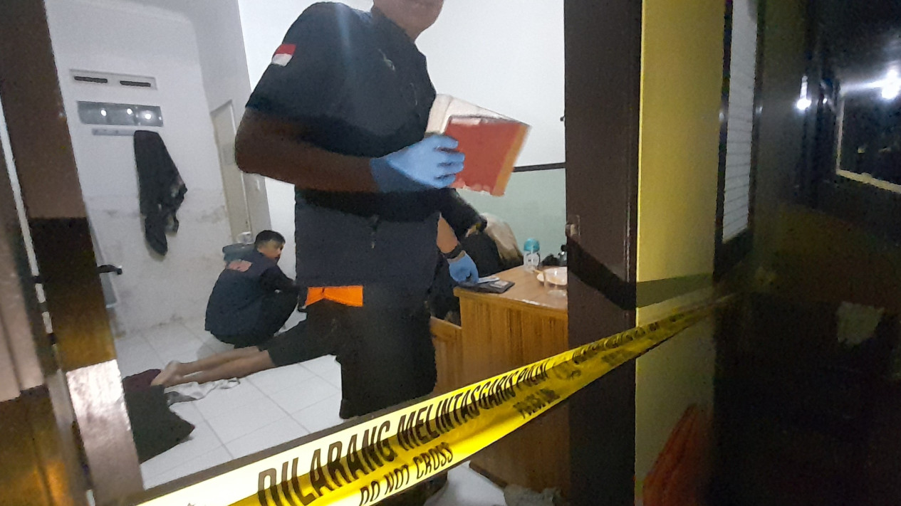 Geger Mahasiswa Unsil Tasikmalaya Ditemukan Tewas di Kamar Kos, Saksi: Ada Bercak Darah
            - galeri foto